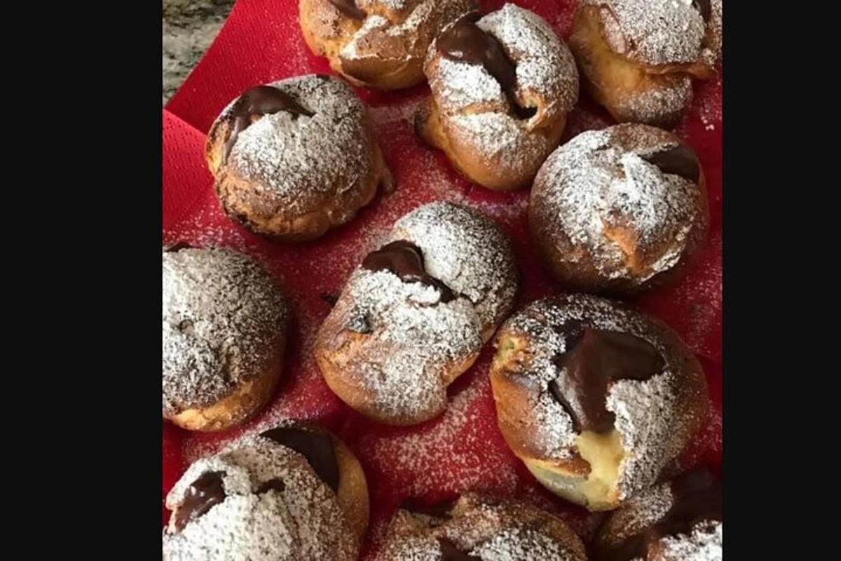 hromada koblih potažených čokoládou na červeném talíři