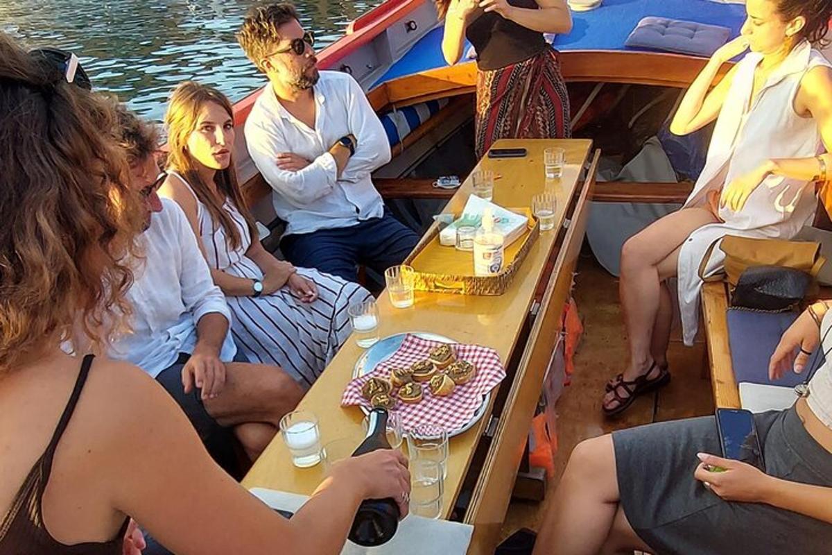 група људи који седе у чамцу