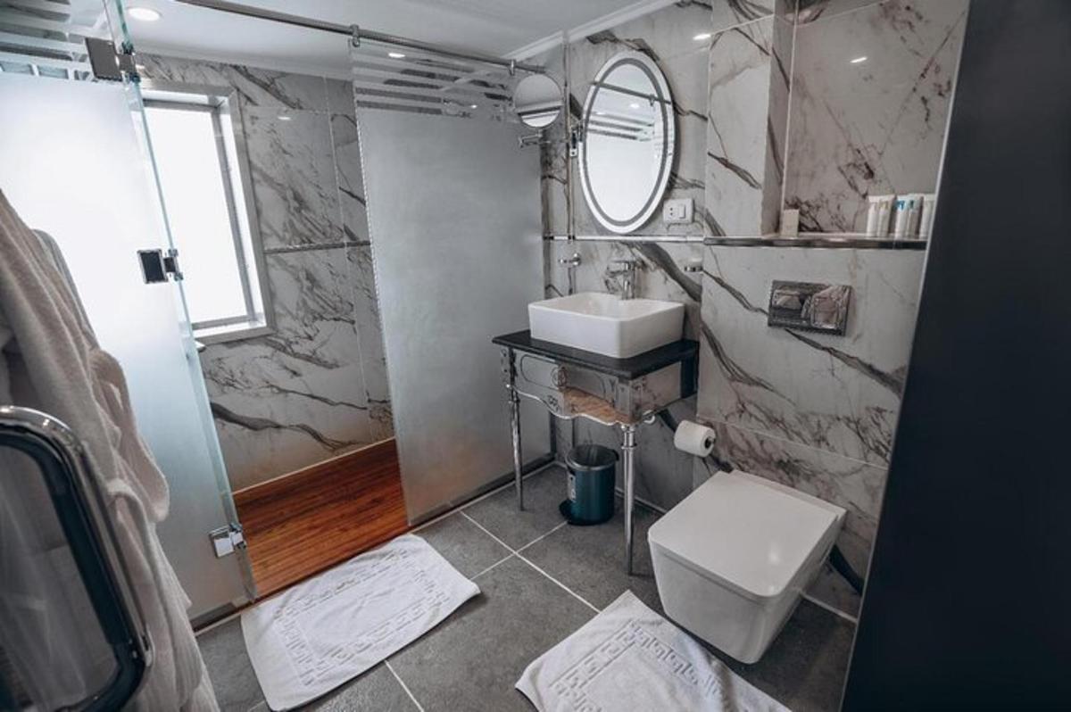 ein Badezimmer mit Waschbecken, Toilette und Spiegel