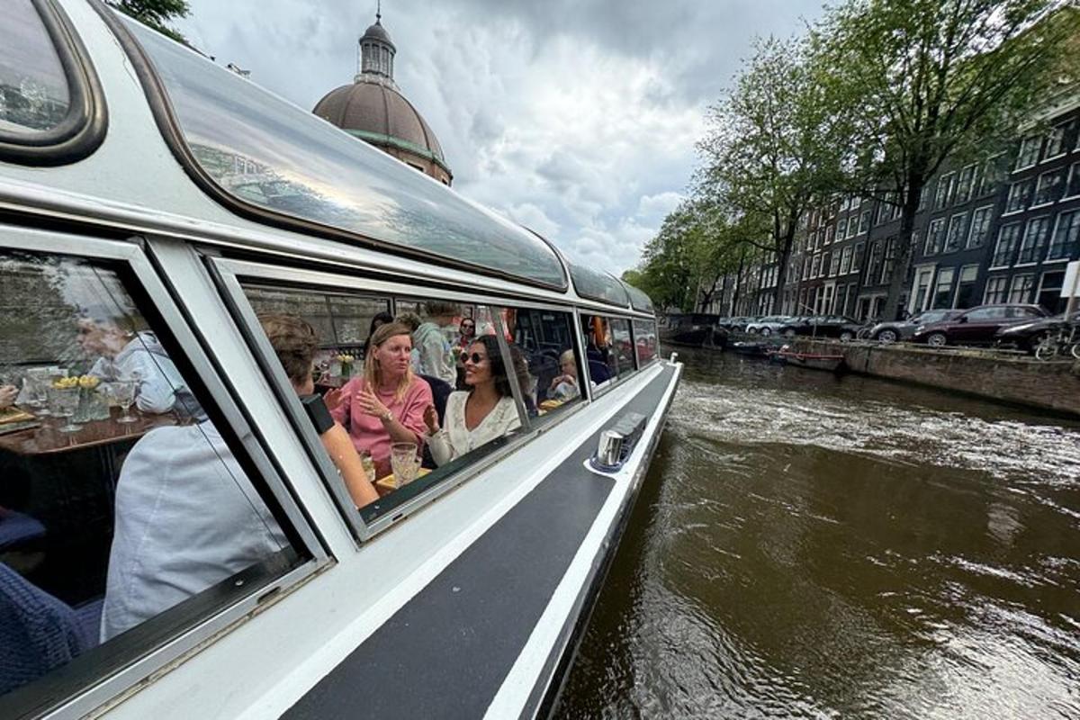 un grup de persones que viatgen en una barca per un canal