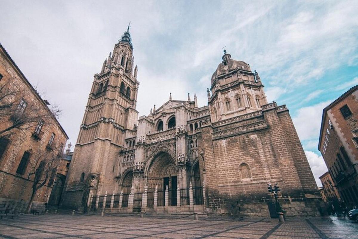 un gran edifici amb dues torres en un carrer