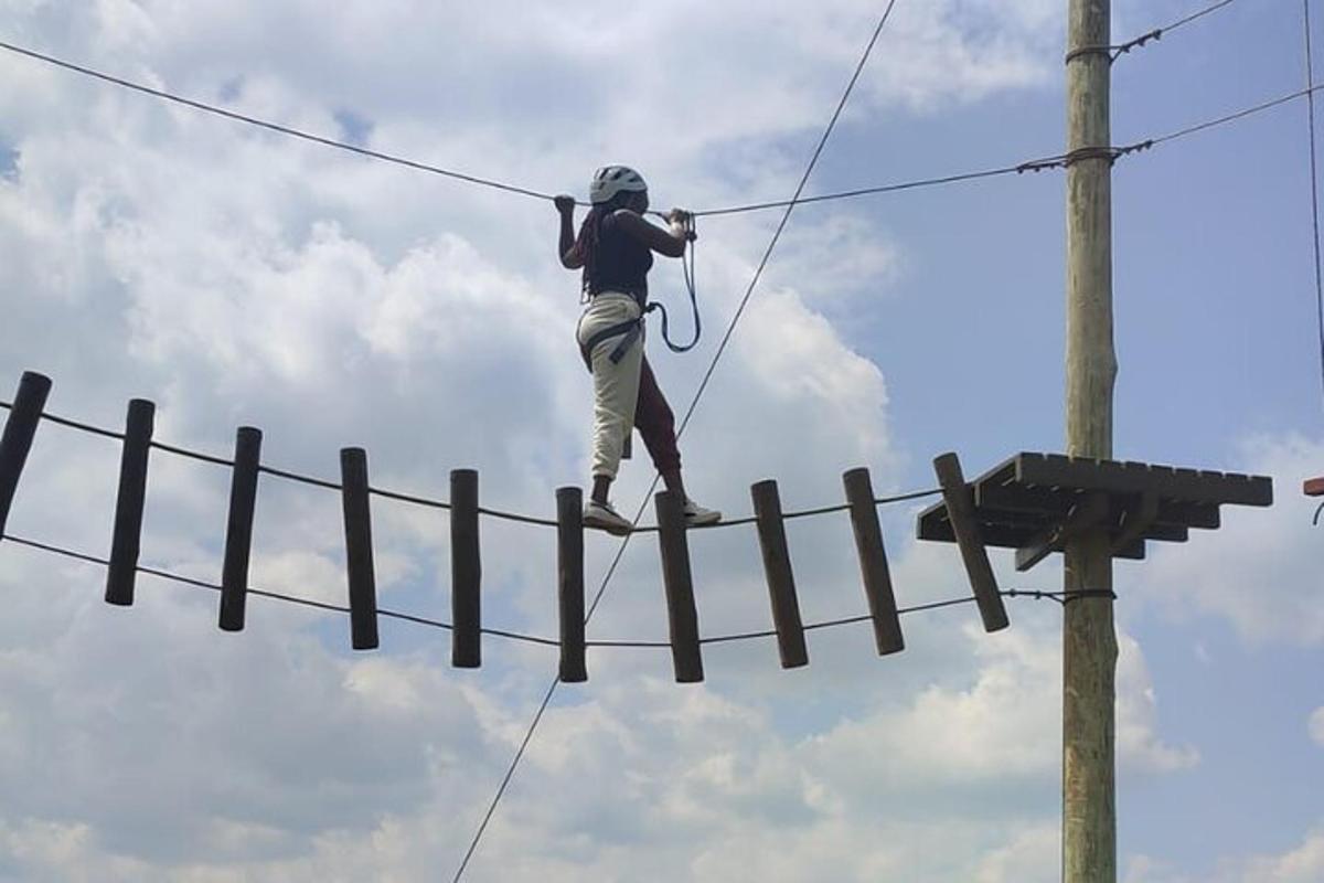 egy személy egy zipline-on áll