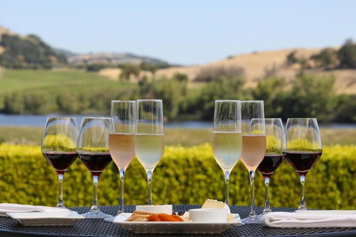 un gruppo di bicchieri da vino appoggiati su un tavolo