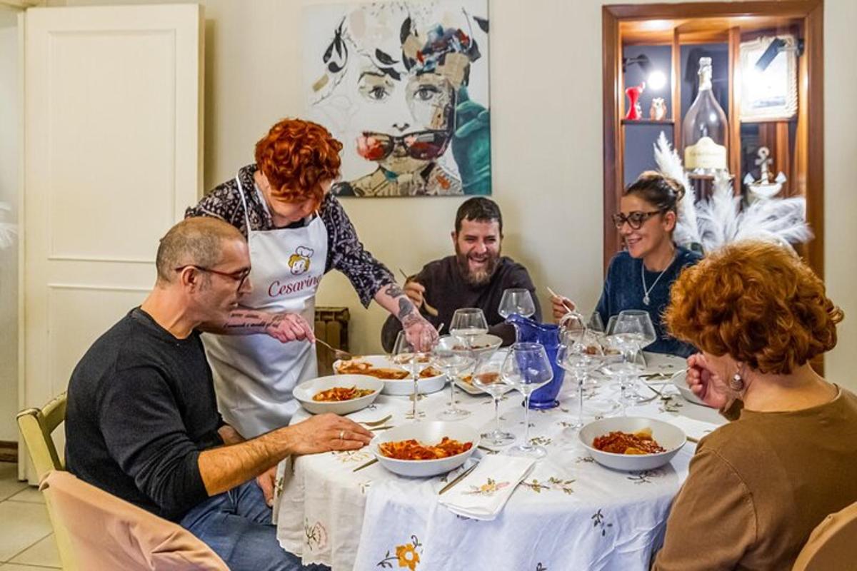 μια ομάδα ανθρώπων που κάθονται γύρω από ένα τραπέζι τρώγοντας φαγητό
