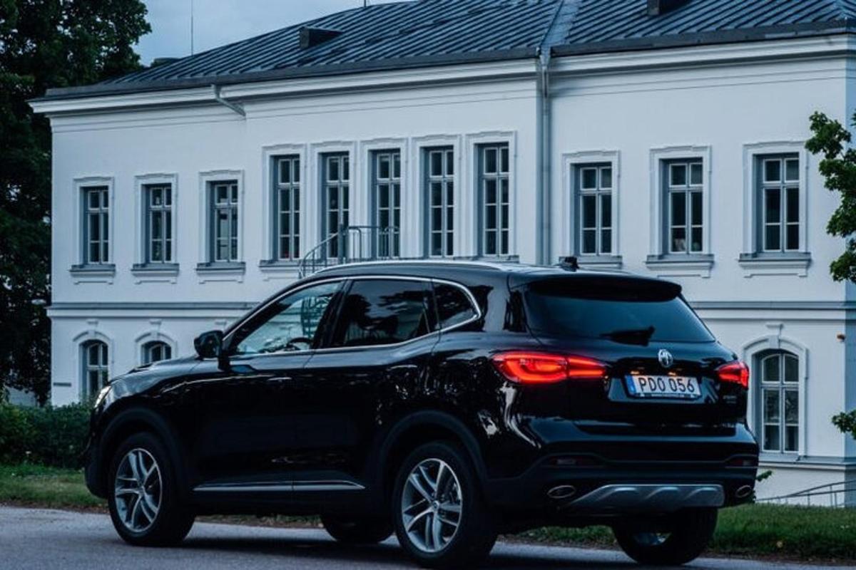 černé auto zaparkované před bílou budovou