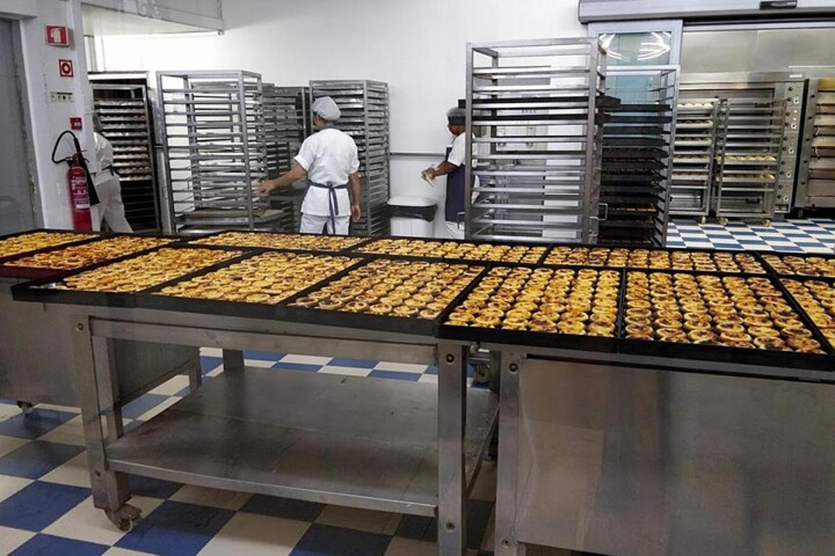 sekumpulan orang di dapur menyediakan makanan