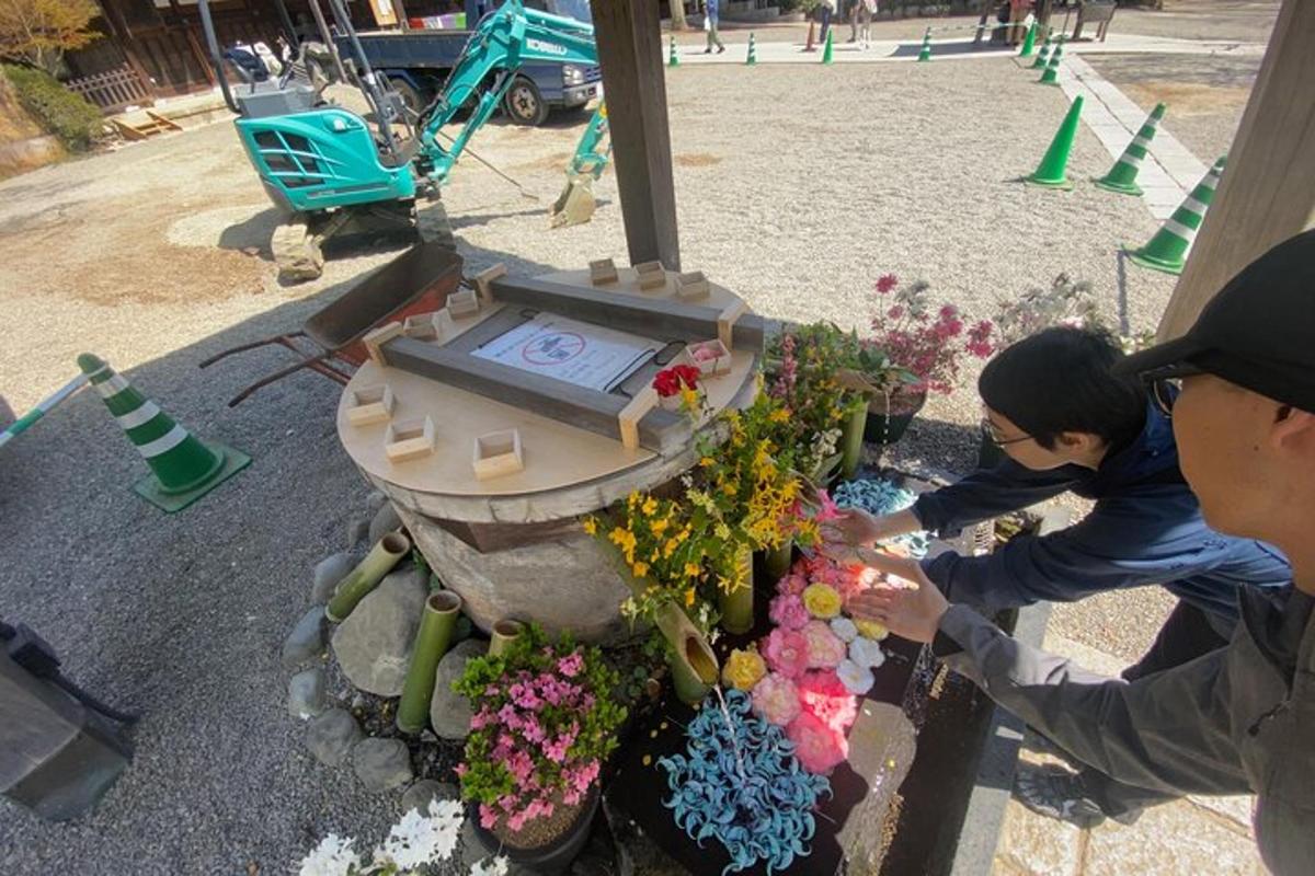 公園で花を生ける男女