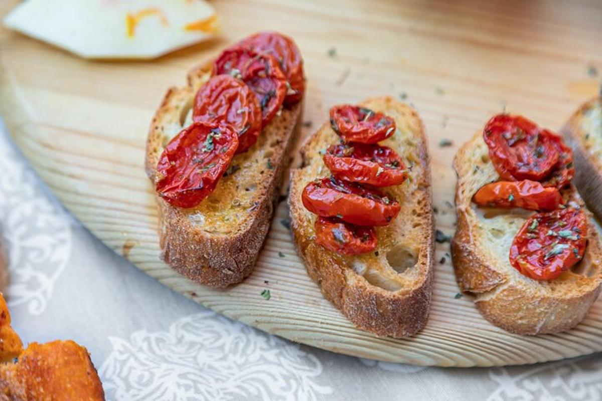 kolm tomatitega leiba taldrikul