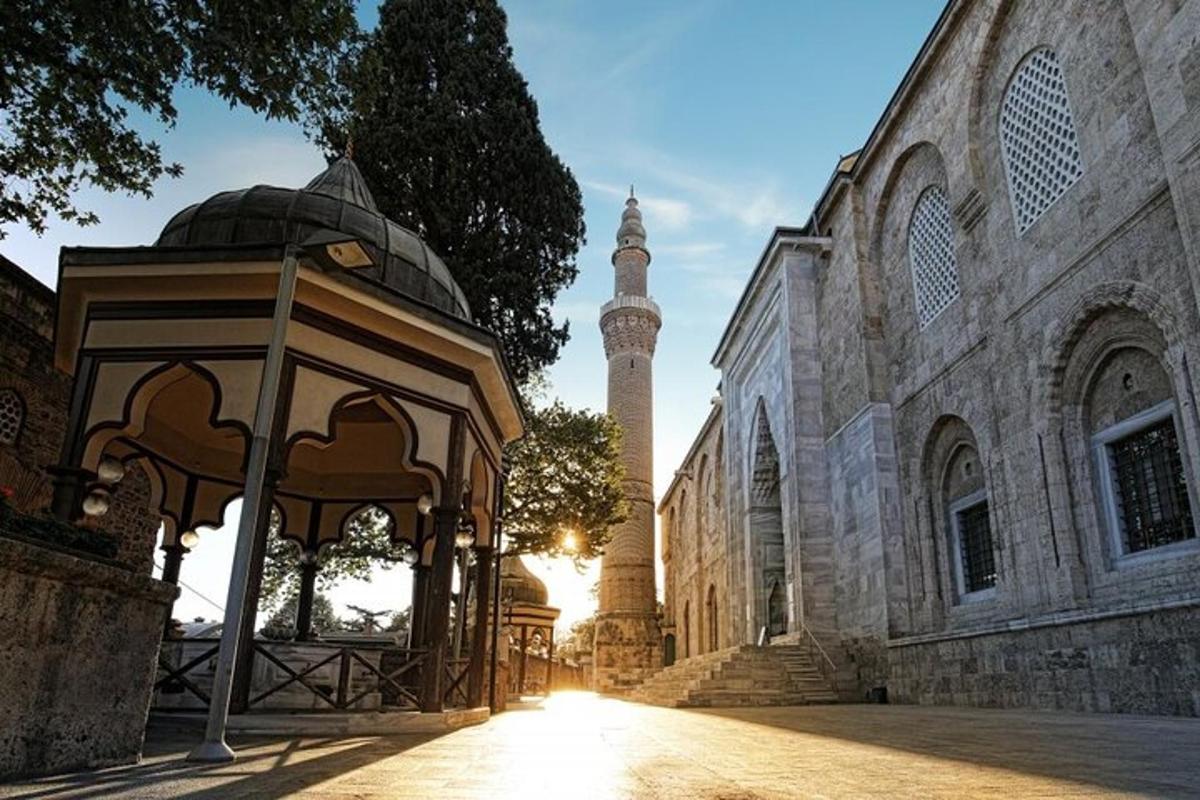 mešita s minaretem a branou před budovou