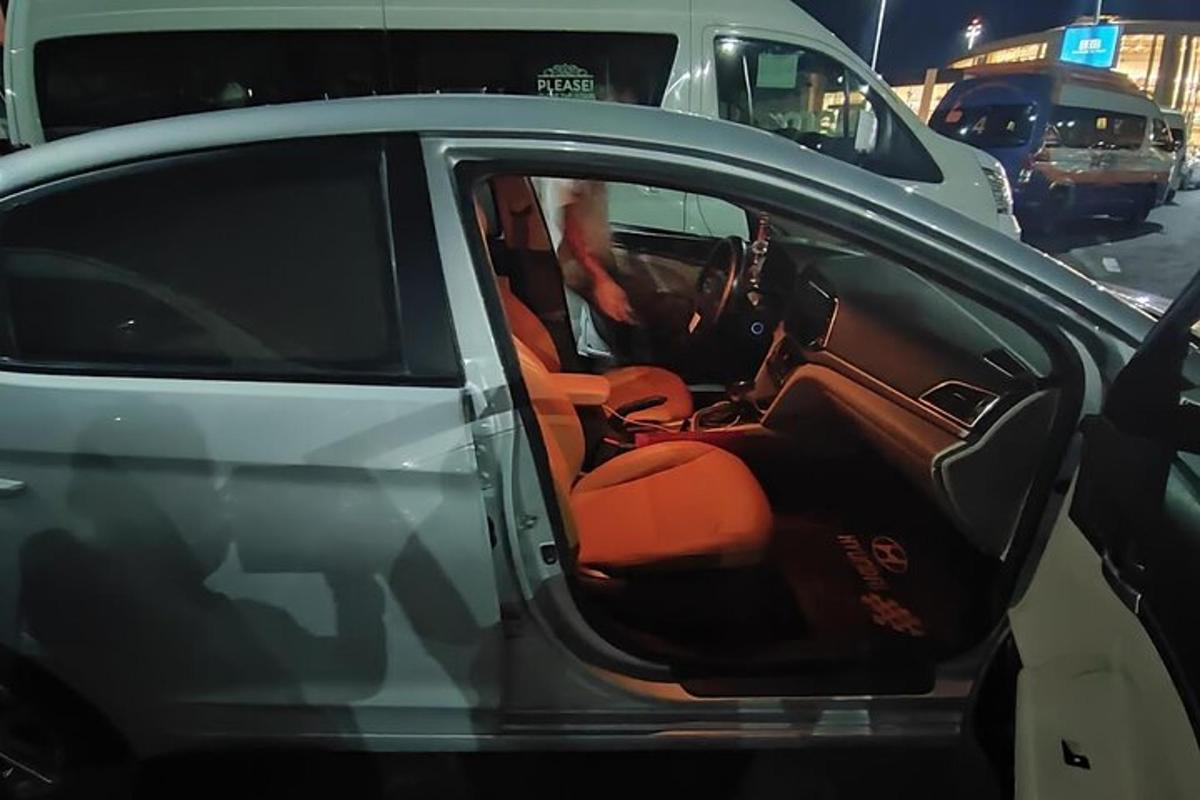 auto s otevřenými dveřmi na parkovišti
