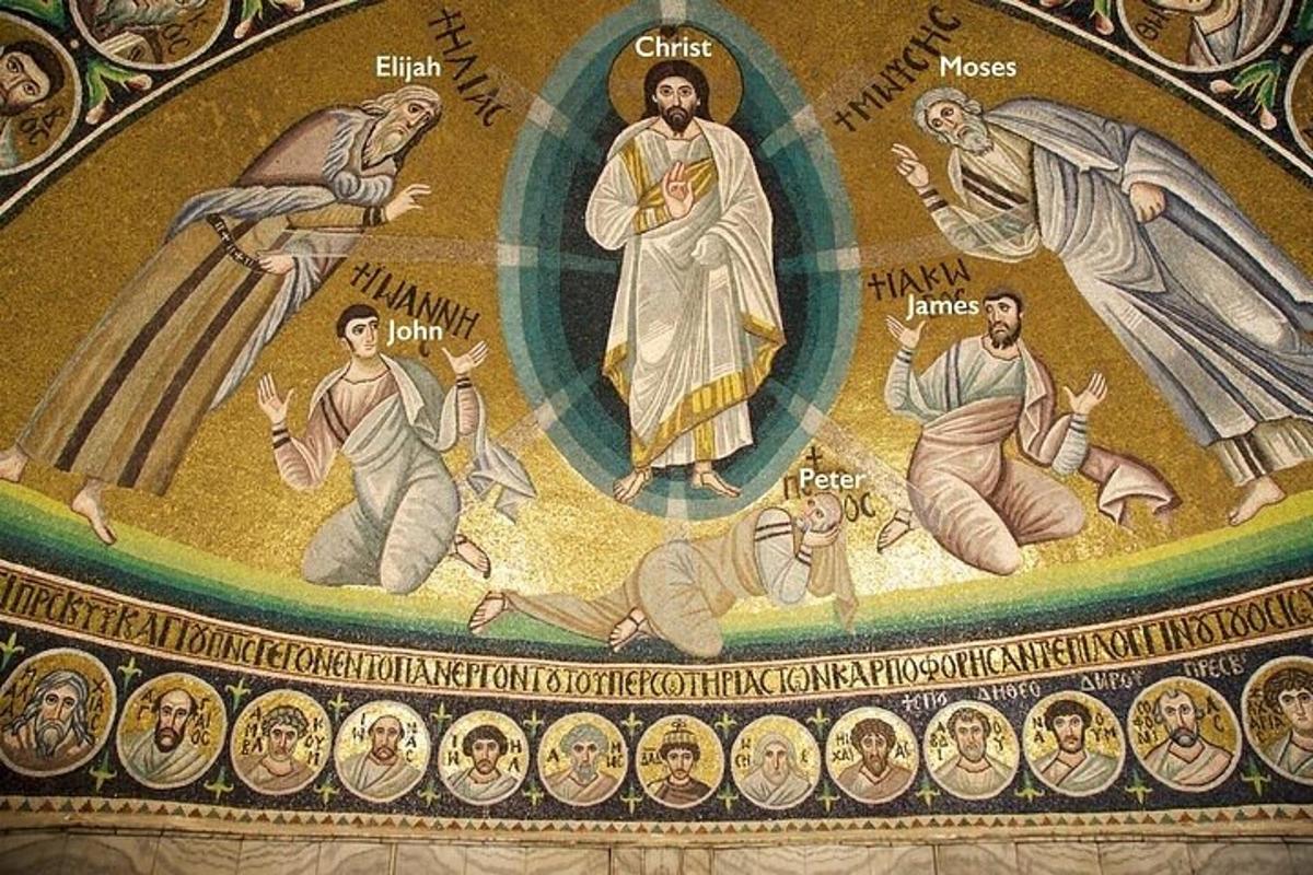 un mosaic de la teorització de la creu en una església