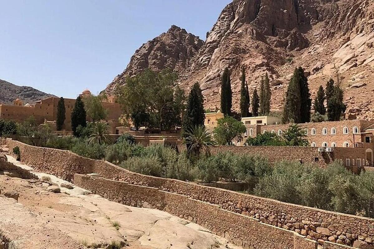un pueblo con una montaña al fondo