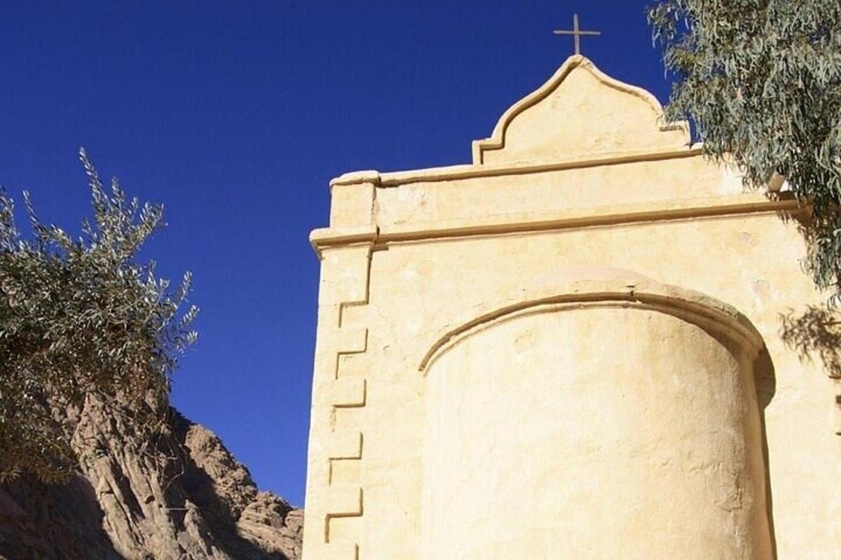 un campanile con una croce in cima