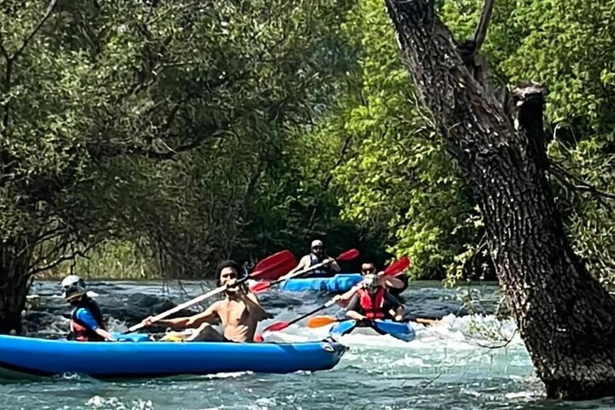 skupina lidí v kajacích na řece