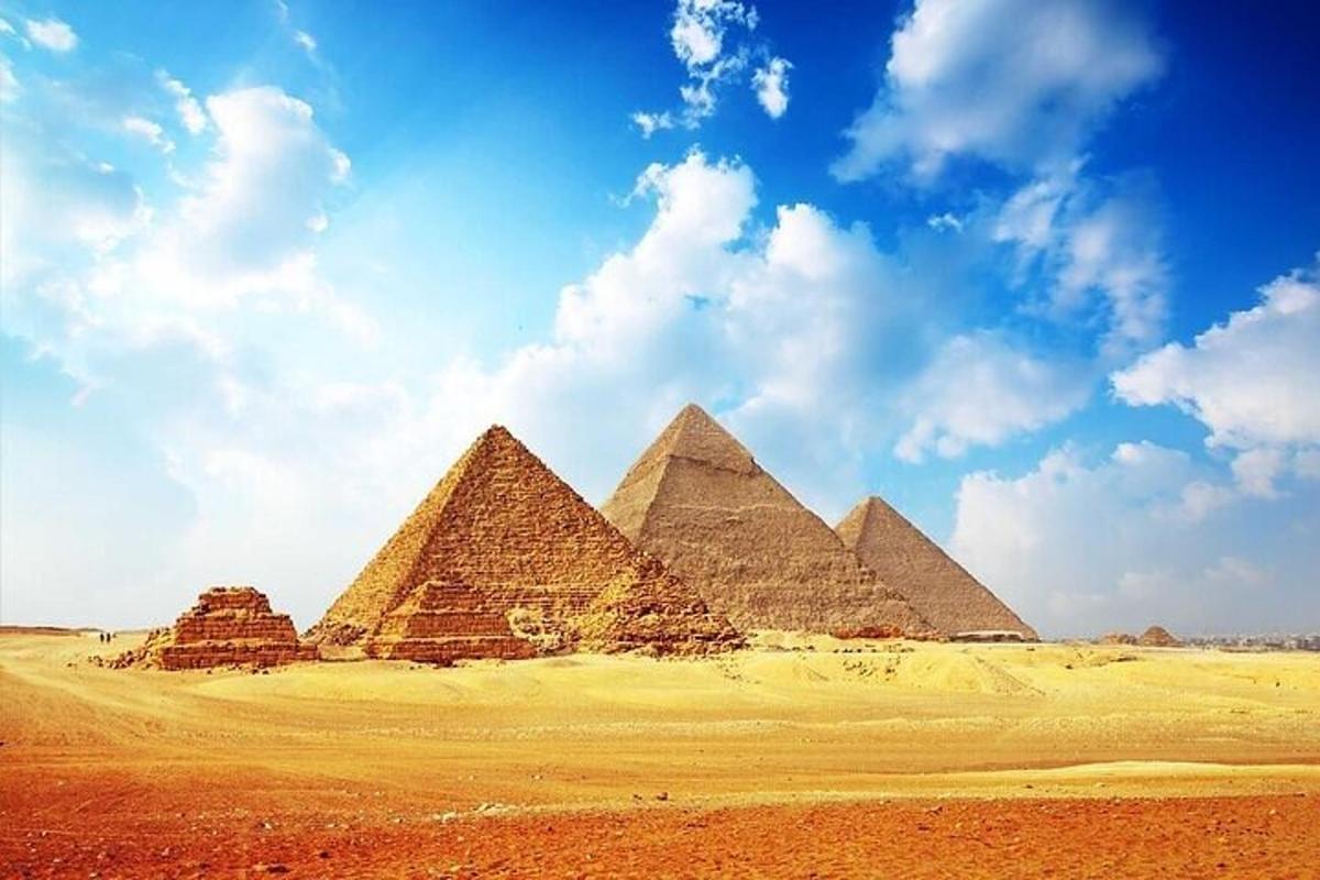 Skupina pyramid v poušti pod zataženou oblohou