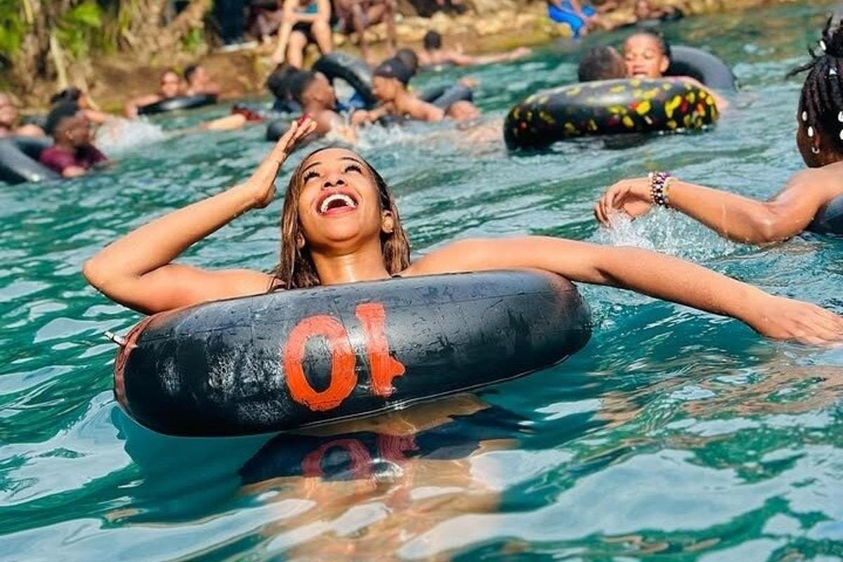 Una niña tumbada en una balsa en el agua