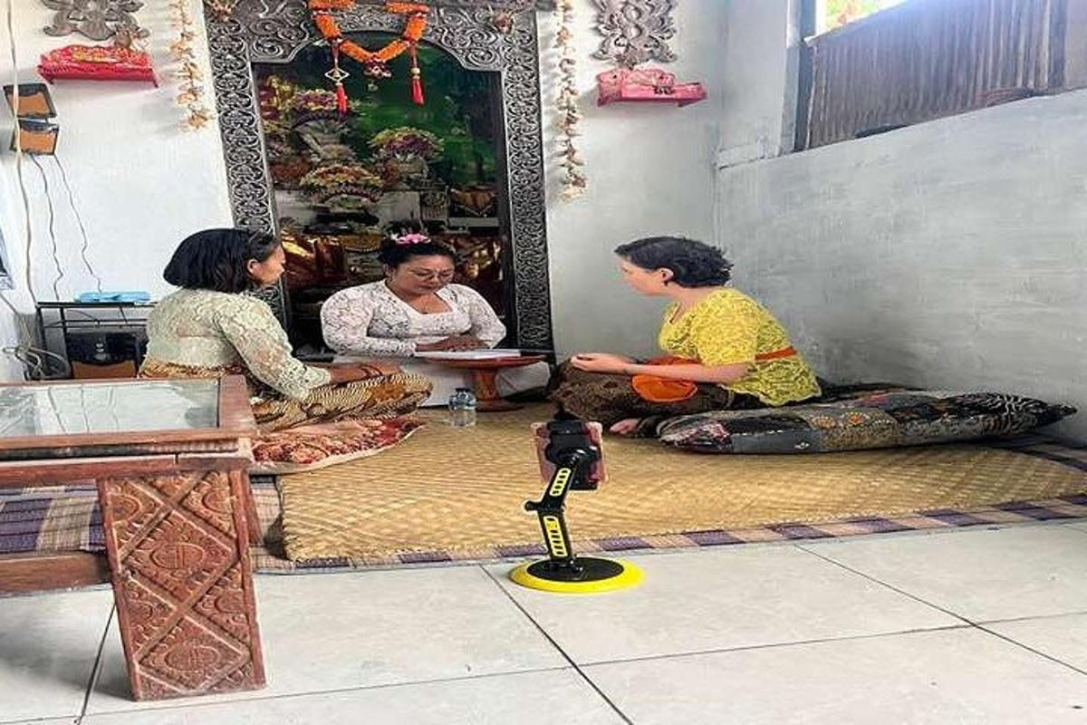 tiga wanita duduk di lantai di sebuah ruangan