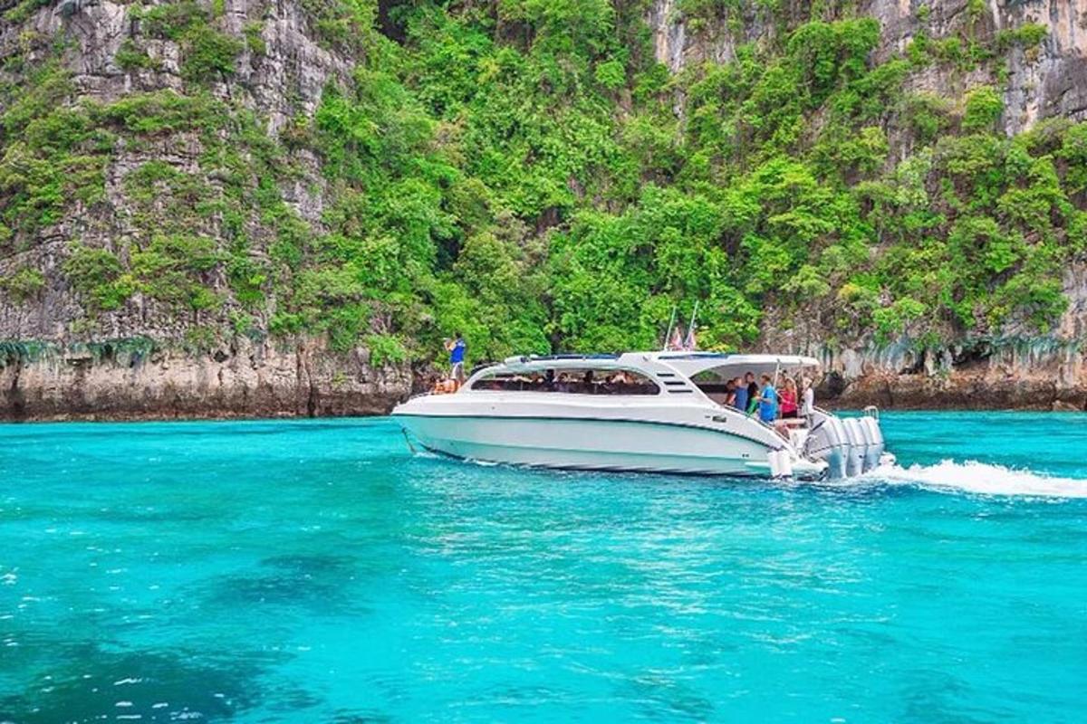 un bateau blanc dans l'eau près d'une montagne