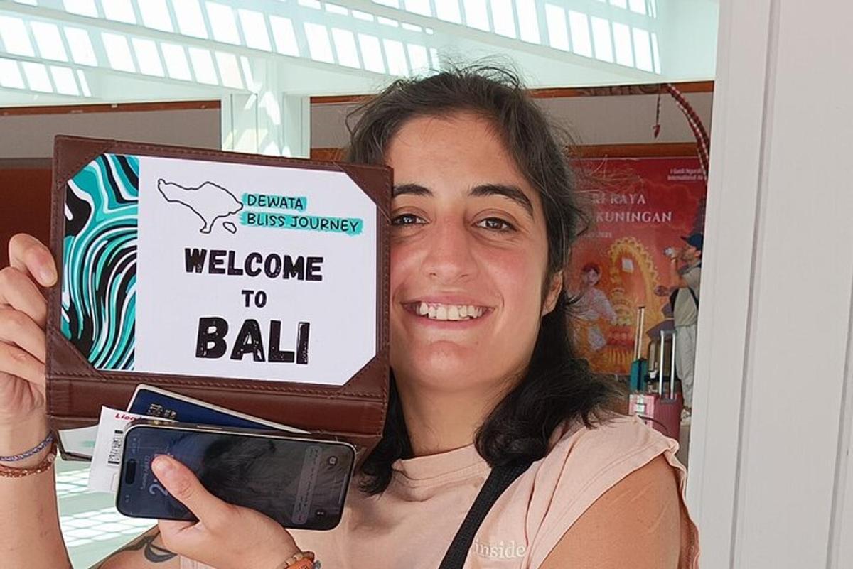 Una mujer sosteniendo un cartel que dice "Bienvenido al baile".