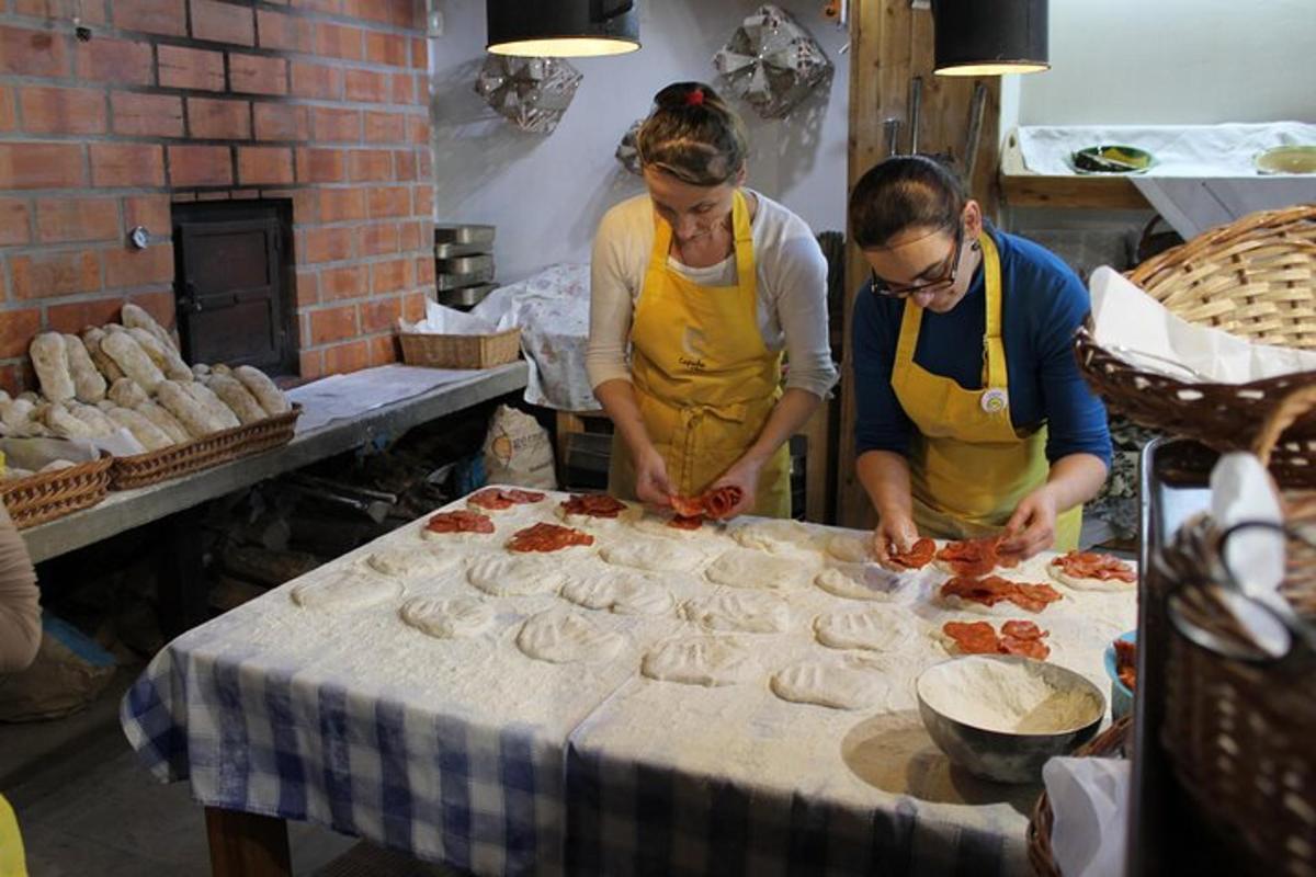 mutfakta bir masada yemek hazırlayan iki kadın