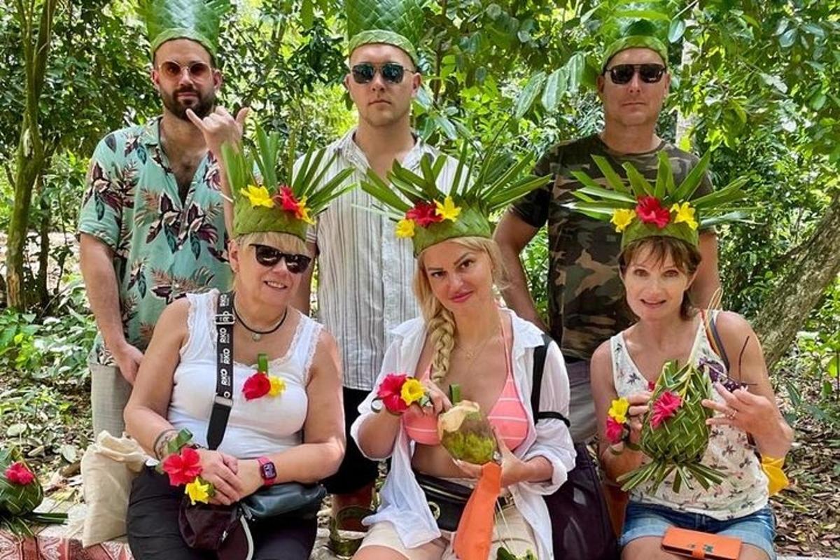 skupina lidí s květinovými koši na hlavách