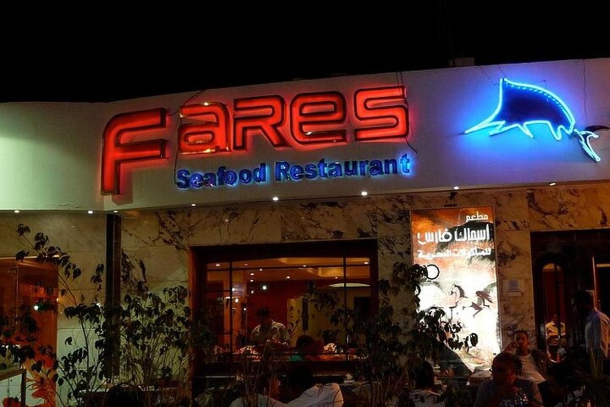 rybí restaurace s cedulí na průčelí