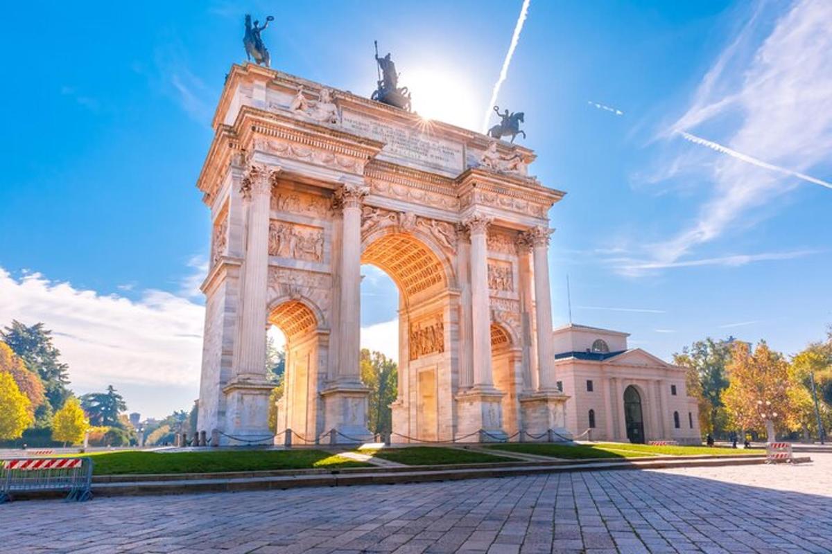 un grande arco davanti a un edificio