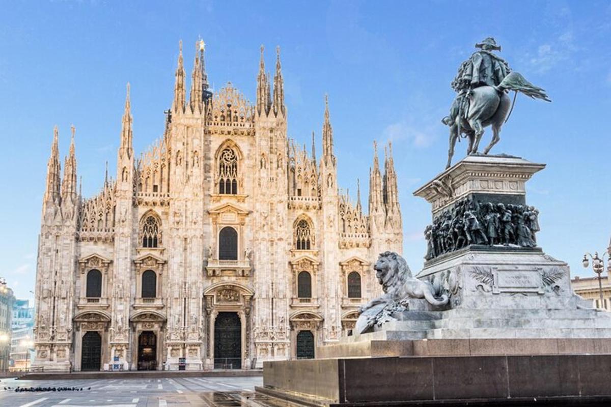 una statua di un uomo a cavallo davanti a un edificio