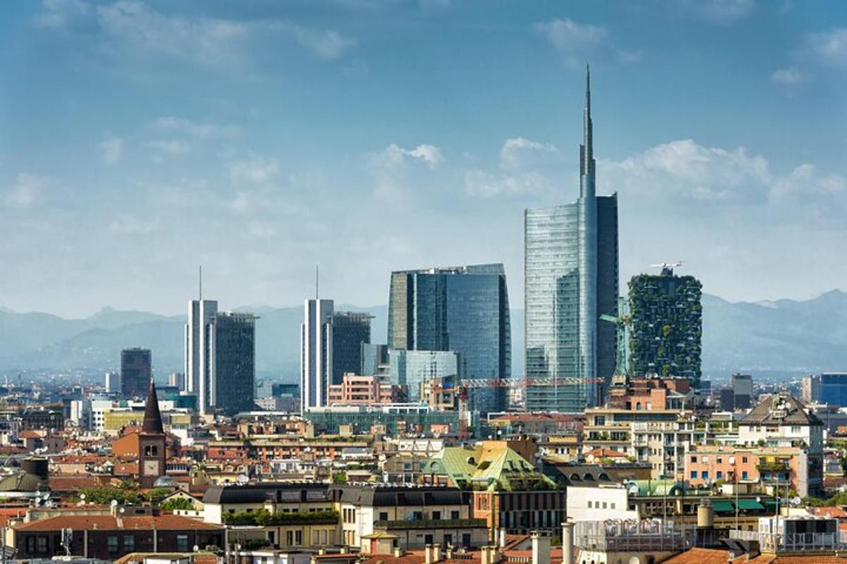 panorama města s mrakodrapy v pozadí