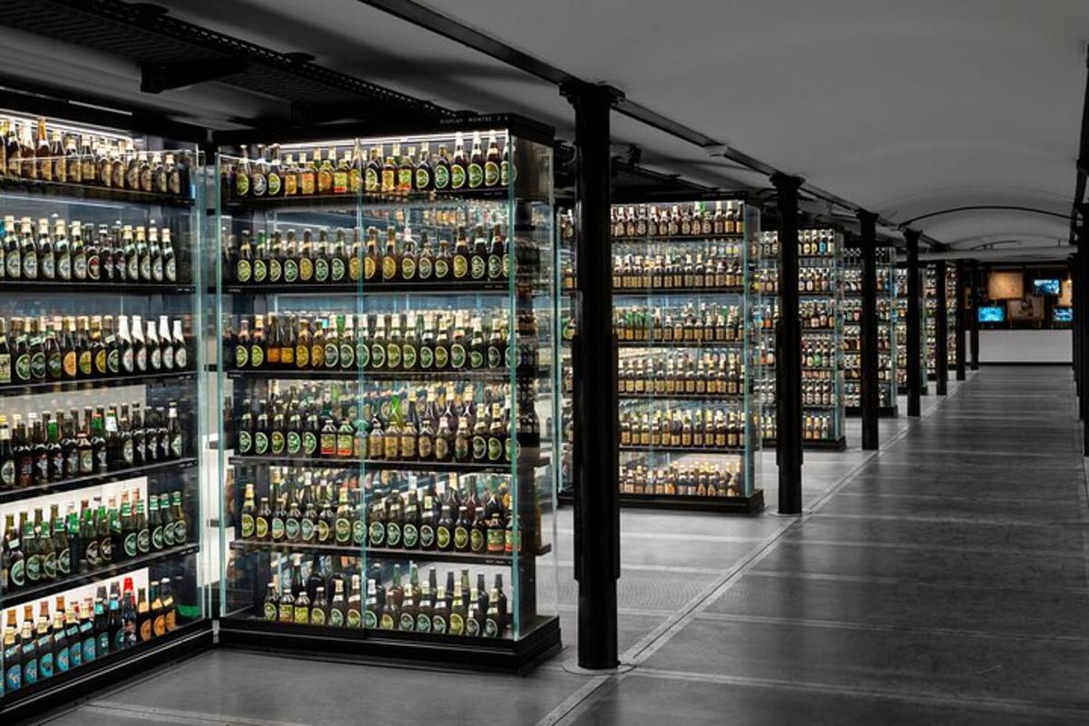 pood, mis on täis hulgaliselt alkoholipudeleid
