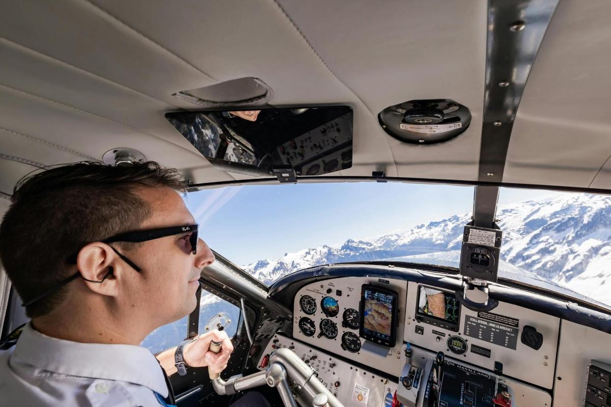 un uomo nella cabina di pilotaggio di un aereo