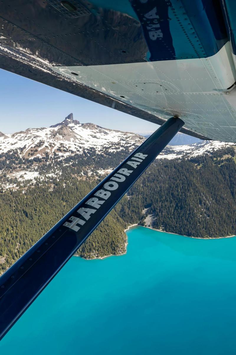 una vista di una montagna dall'ala di un aereo
