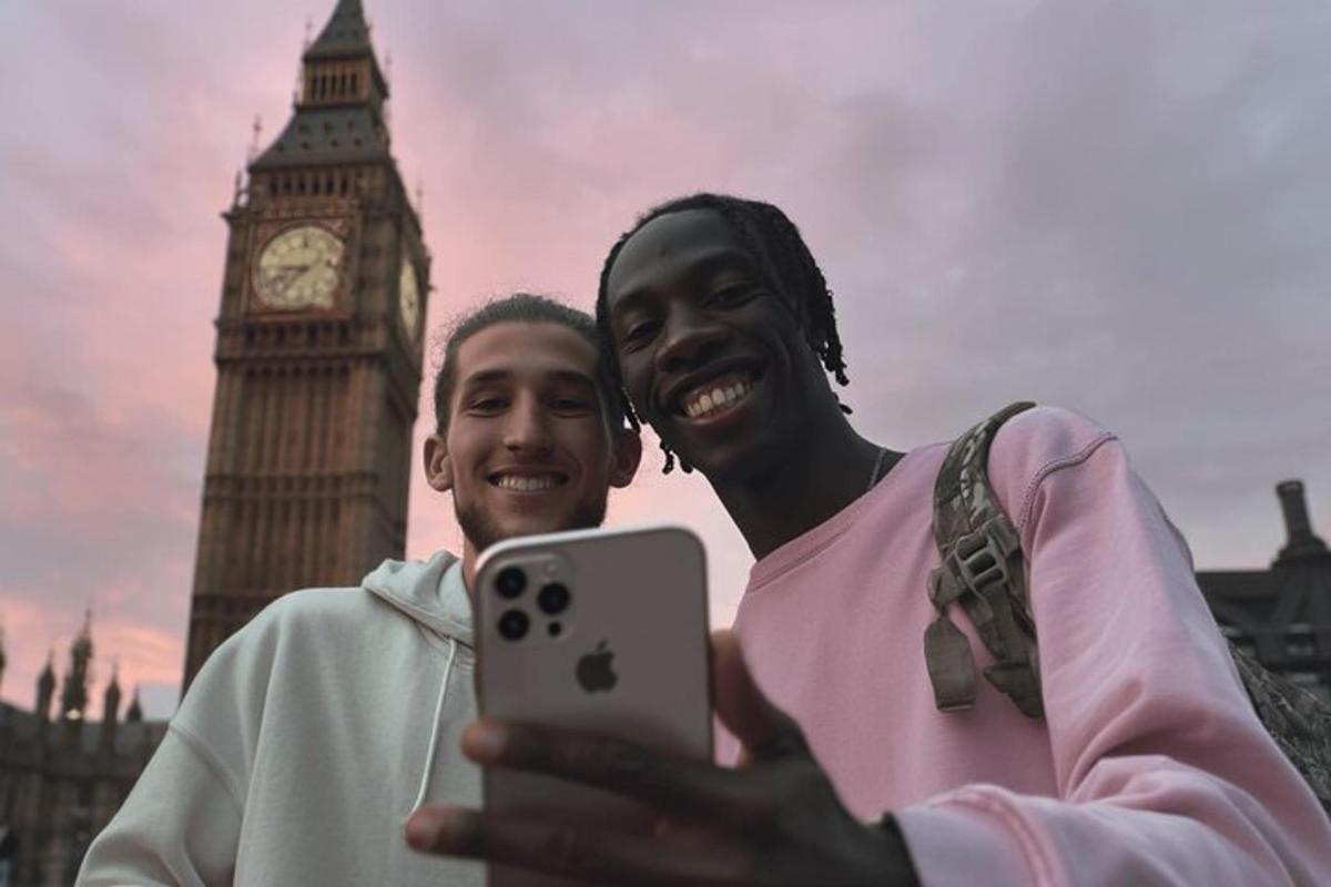 Dos hombres están tomando una fotografía del Big Ben y el Big Benccess.