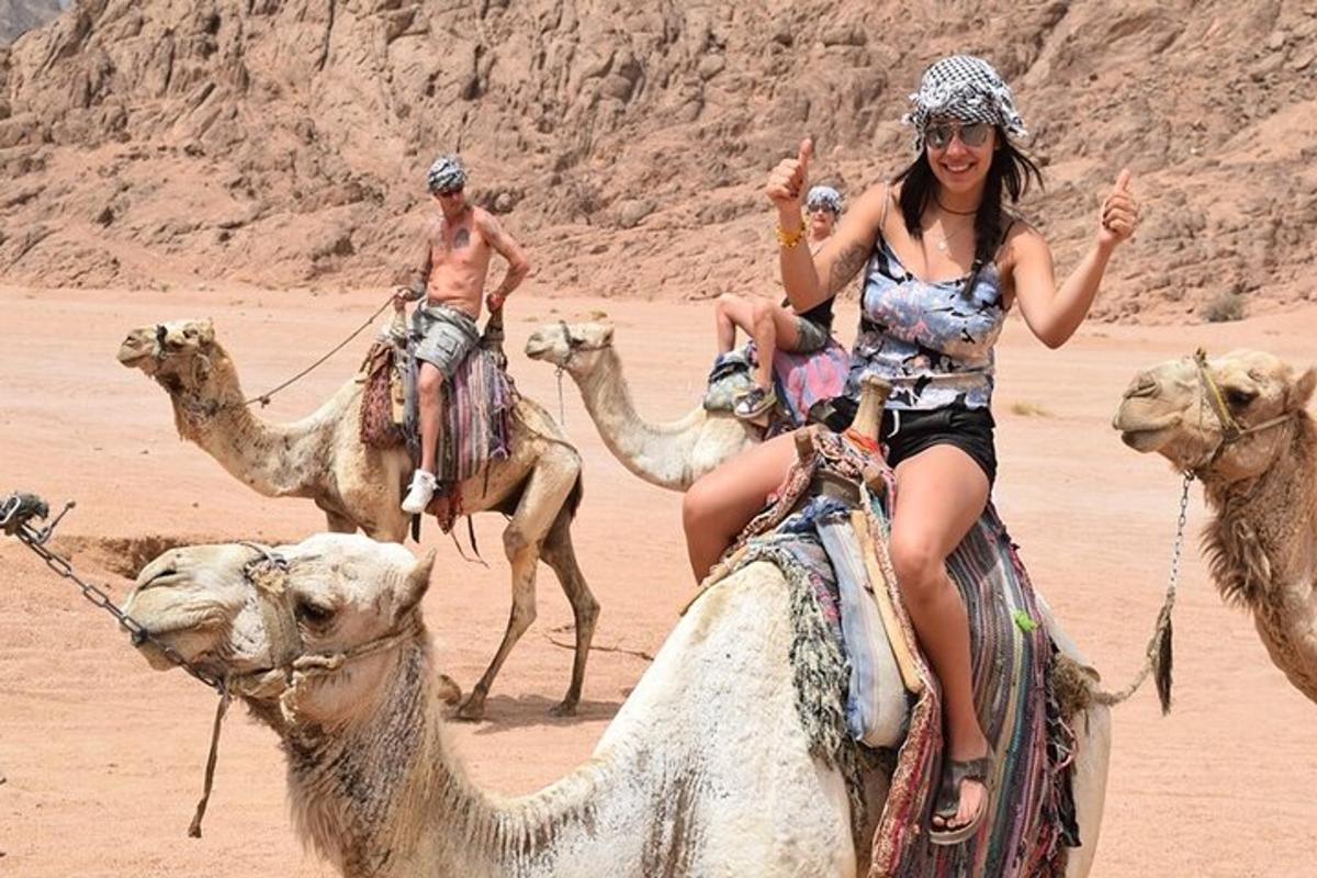 امرأة تركب على جمل في الصحراء