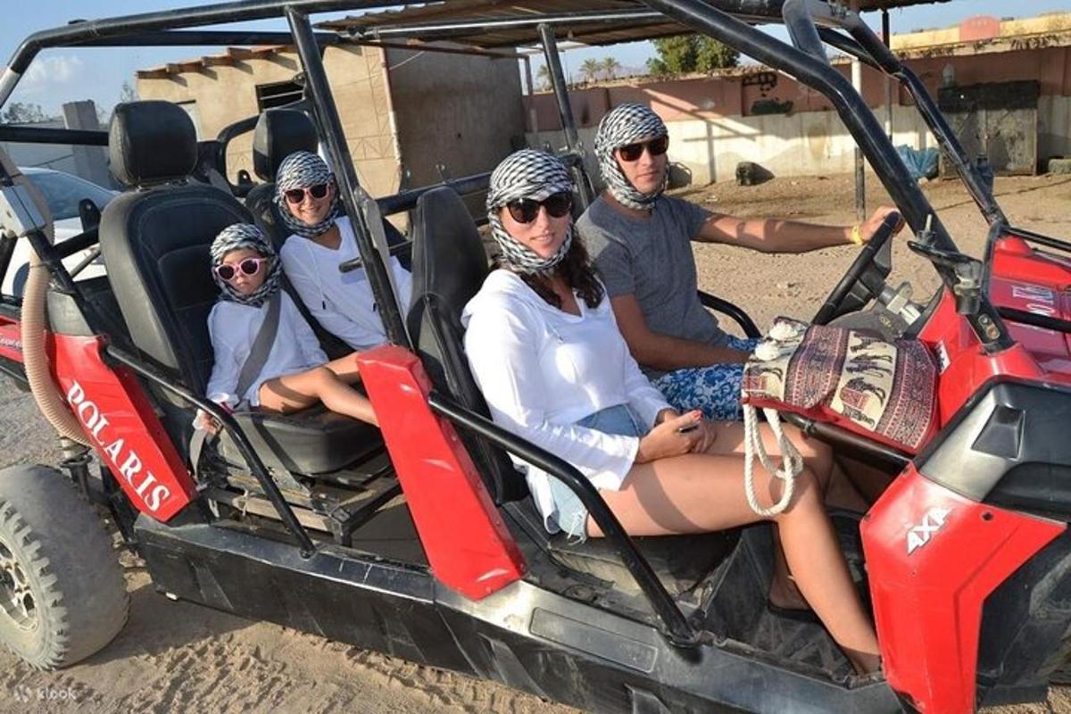קבוצת אנשים יושבת בעגלת גולף