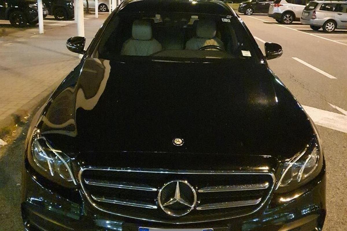 un'auto Mercedes Benz parcheggiata in un parcheggio