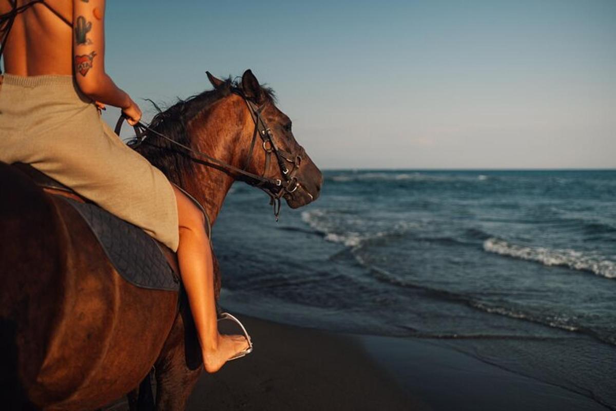 una donna a cavallo sulla spiaggia