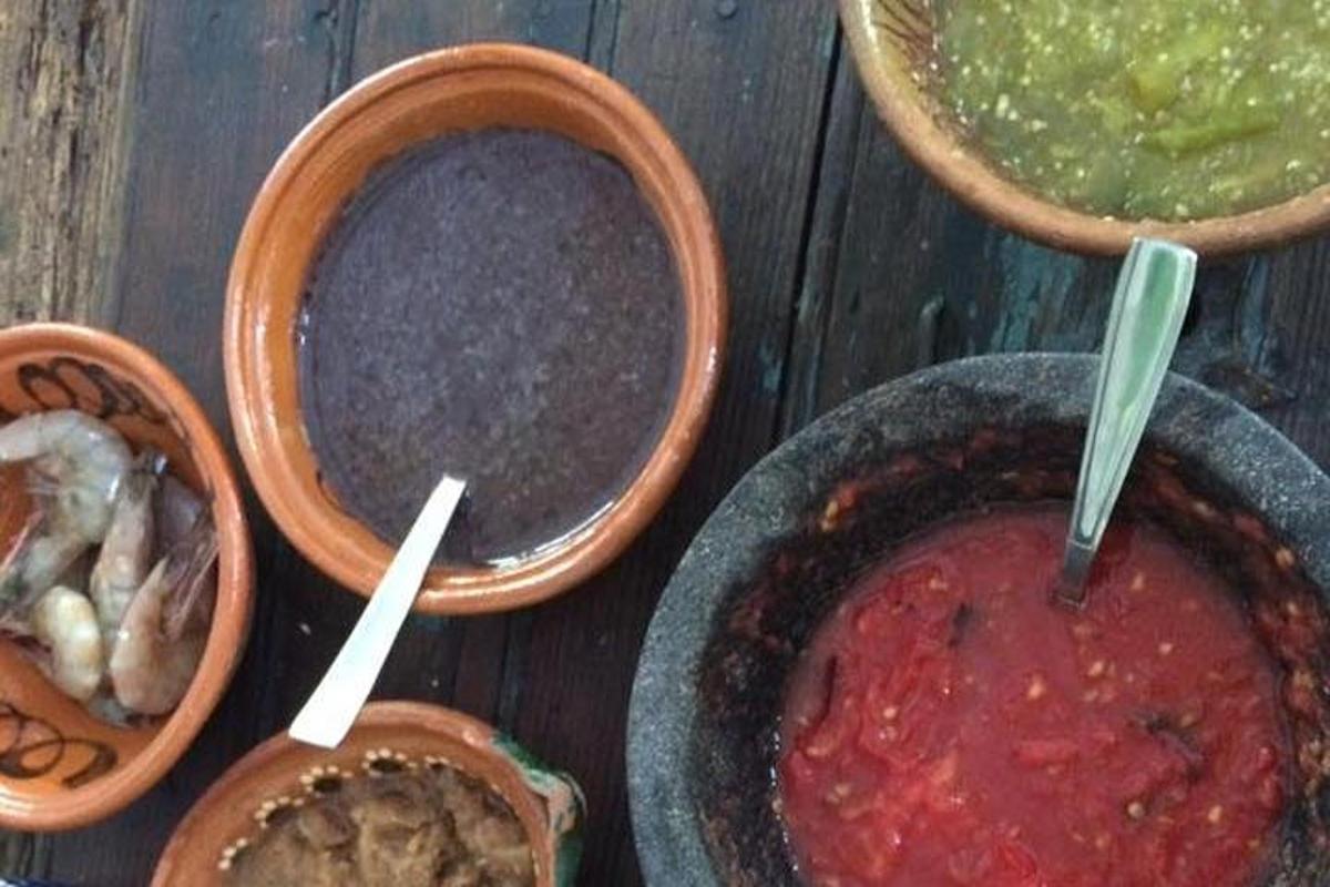 un tavolo di legno con ciotole di diversi tipi di cibo