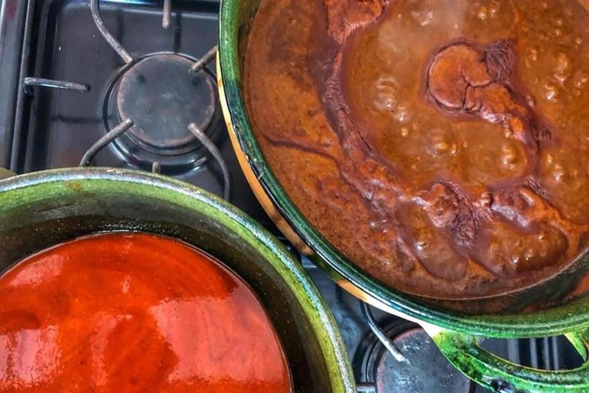 duas panelas de comida em cima do fogão
