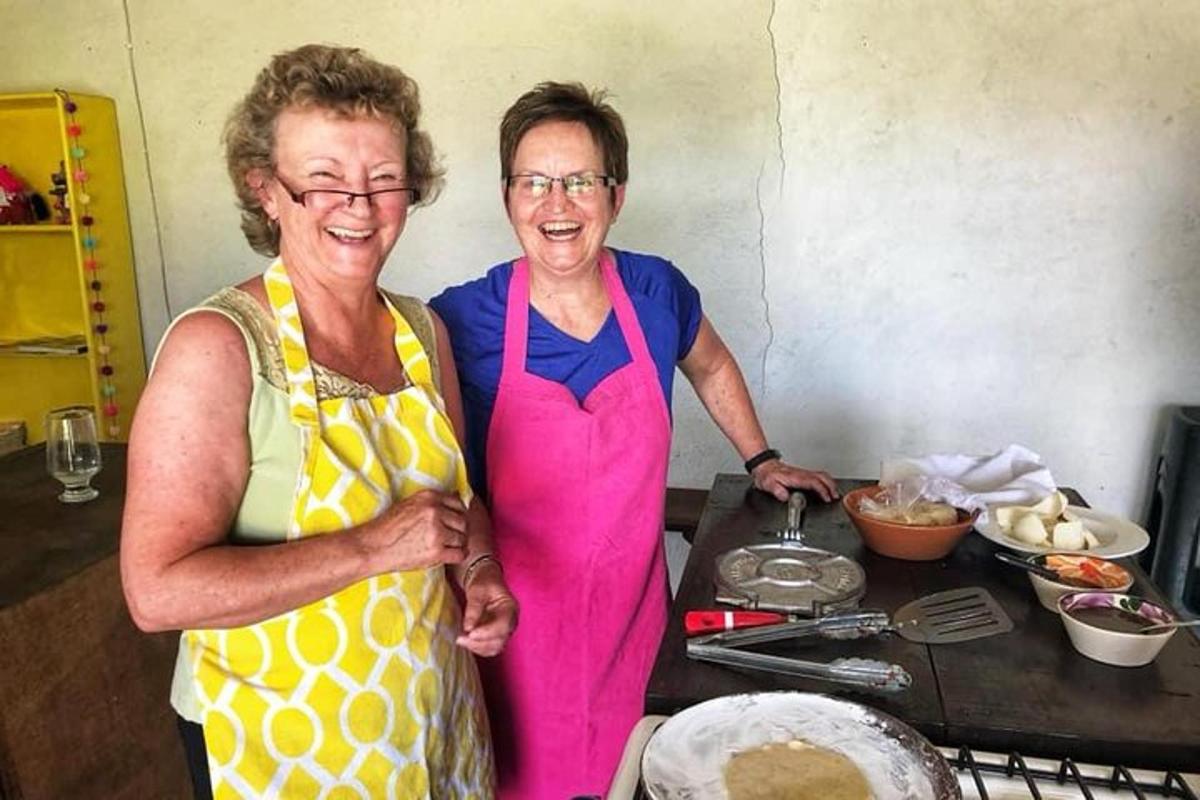 duas mulheres mais velhas estão em uma cozinha