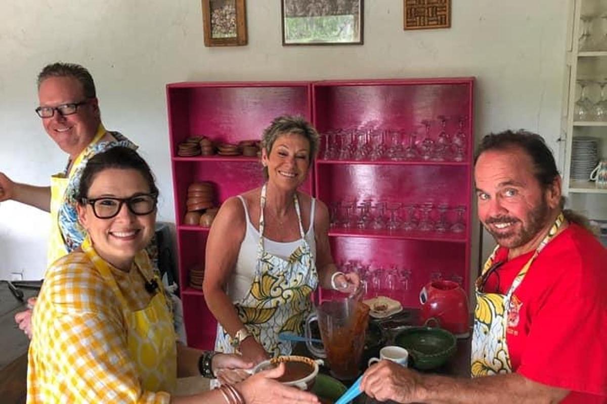 um grupo de pessoas em pé em frente a um balcão