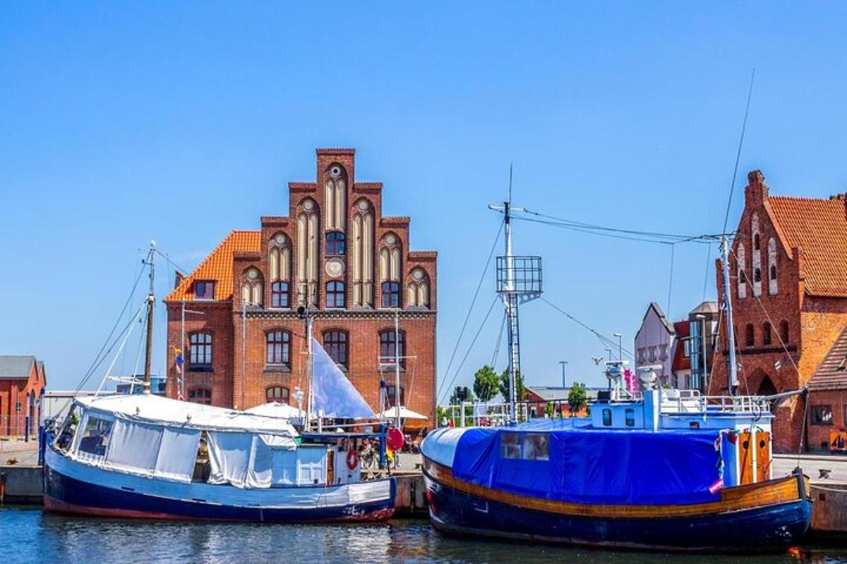 dvě lodě zakotvené ve vodě před budovou