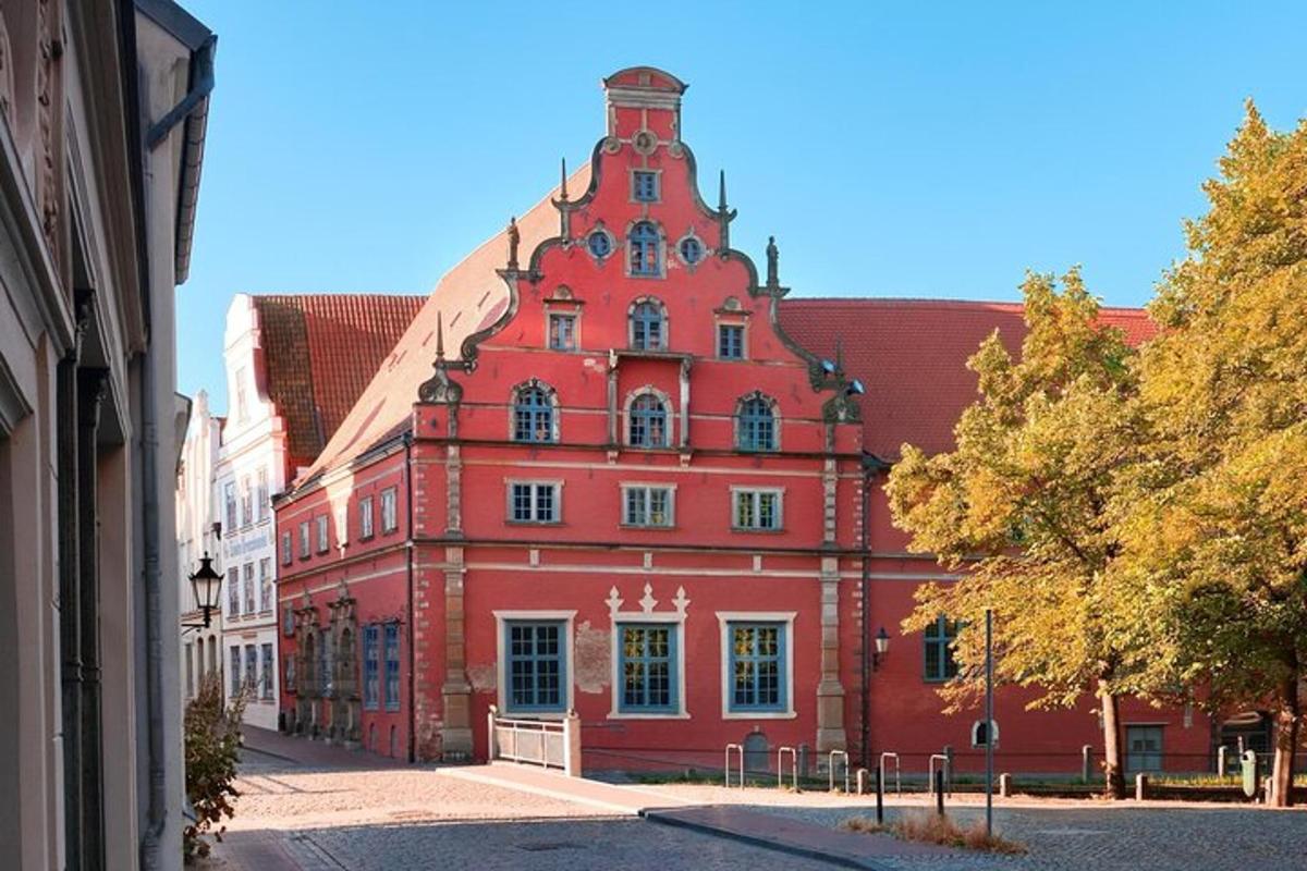 街道上一座带塔楼的红色大楼