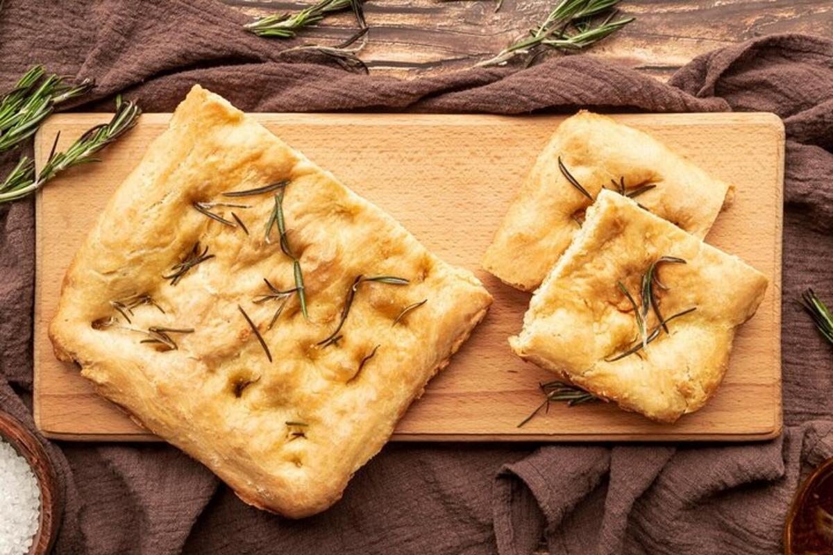 tiga keping makanan di atas papan pemotong kayu
