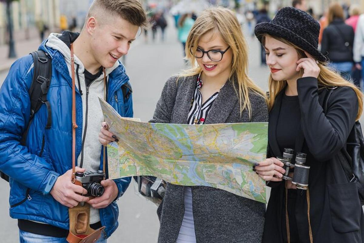 skupina tří lidí dívajících se na mapu
