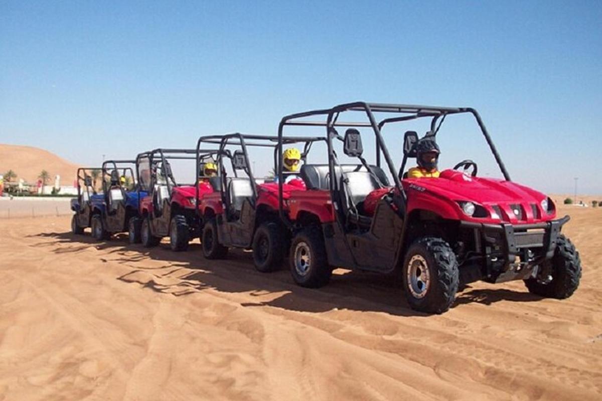 sekumpulan empat atv memandu di padang pasir