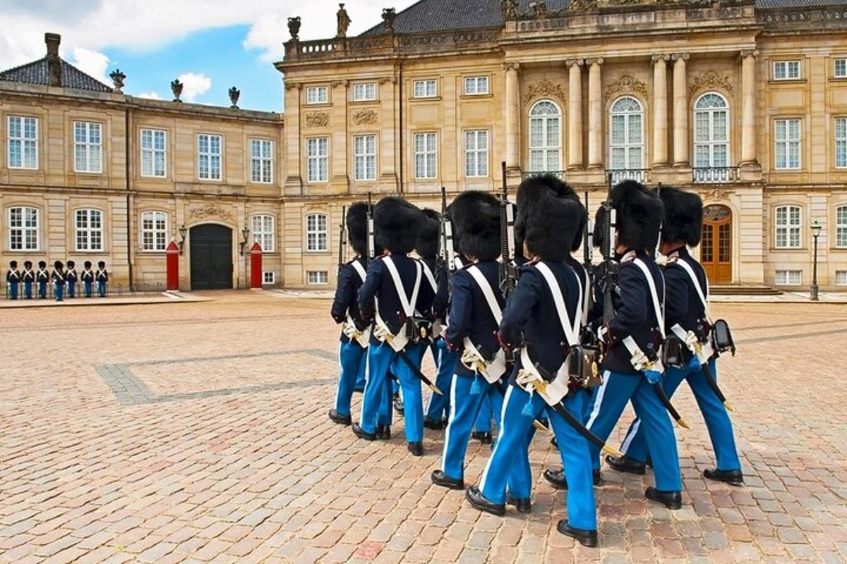 skupina lidí v uniformách před budovou