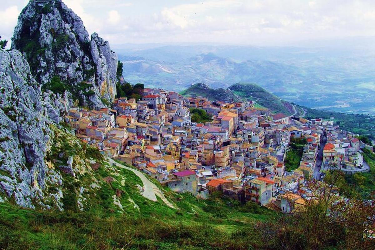 uma vista de uma cidade em uma montanha