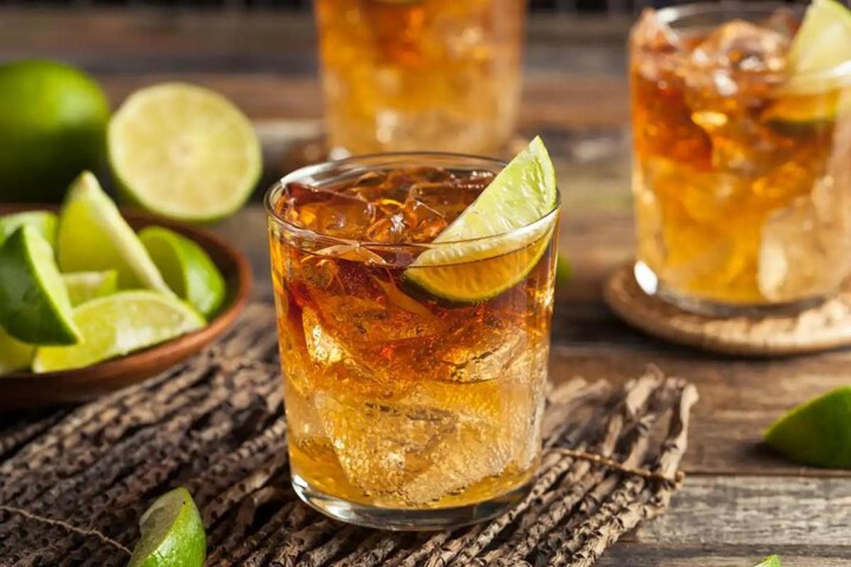 ein Glas Eistee mit Limette auf einem Holztisch