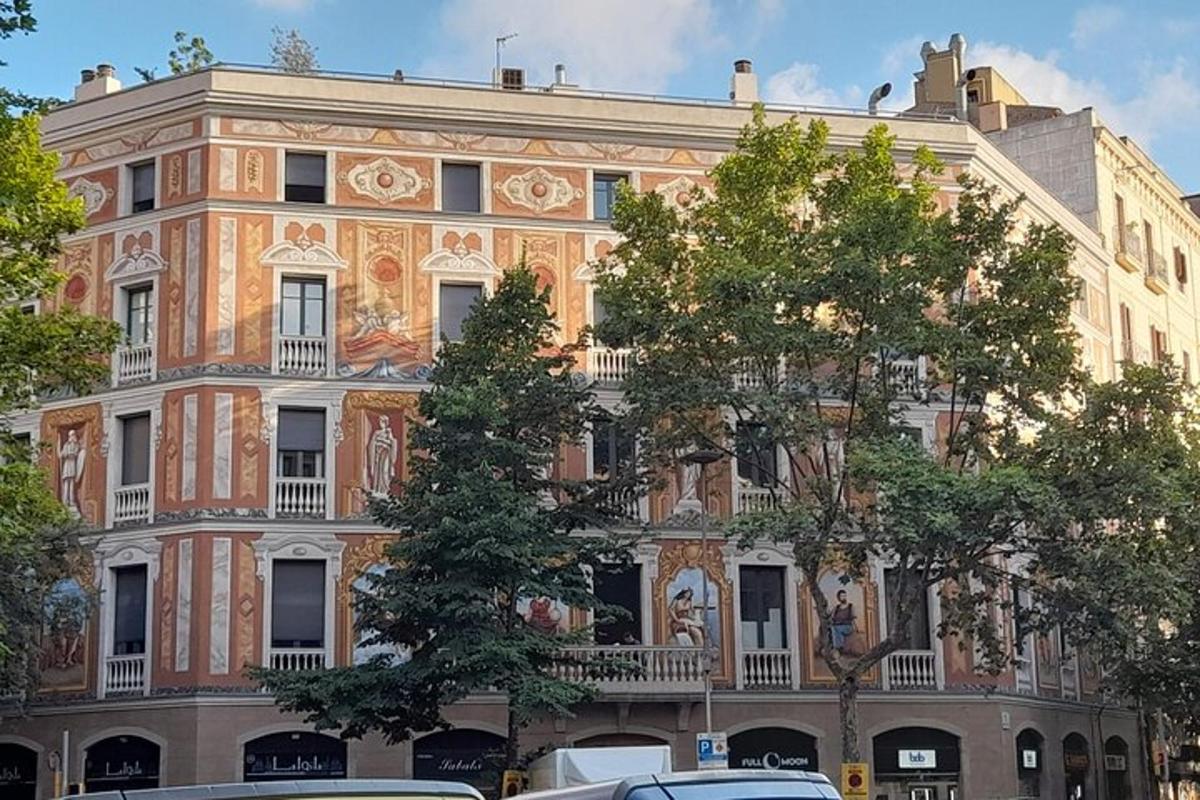 велика зграда са аутомобилима паркираним испред ње